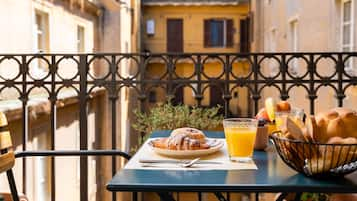 Daily continental breakfast (EUR 12 per person)