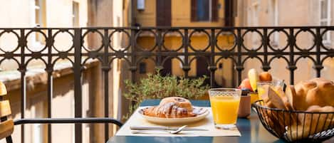 Desayuno continental diario (EUR 12 por persona)