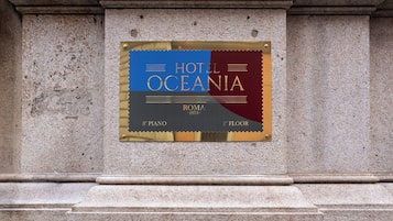 Segnaletica per l'Hotel Oceania, che indica che si trova al terzo piano.