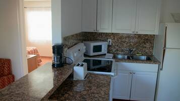 Departamento, 1 habitación | Cocina privada | Refrigerador con congelador, microondas y cafetera y tetera