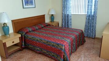 Skrivebord, wi-fi (inkludert) og sengetøy