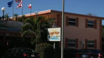 Vista frontal de la propiedad