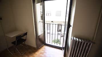 Habitación doble | Edredón, decoración personalizada, escritorio y cortinas blackout