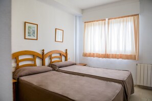 Appartement, 2 slaapkamers, balkon | 2 slaapkamers, pillowtop-bedden, een kluis op de kamer