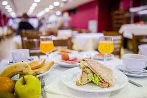 Breakfast buffet - Apartamentos Turísticos Biarritz Bloque I (Gandia)
