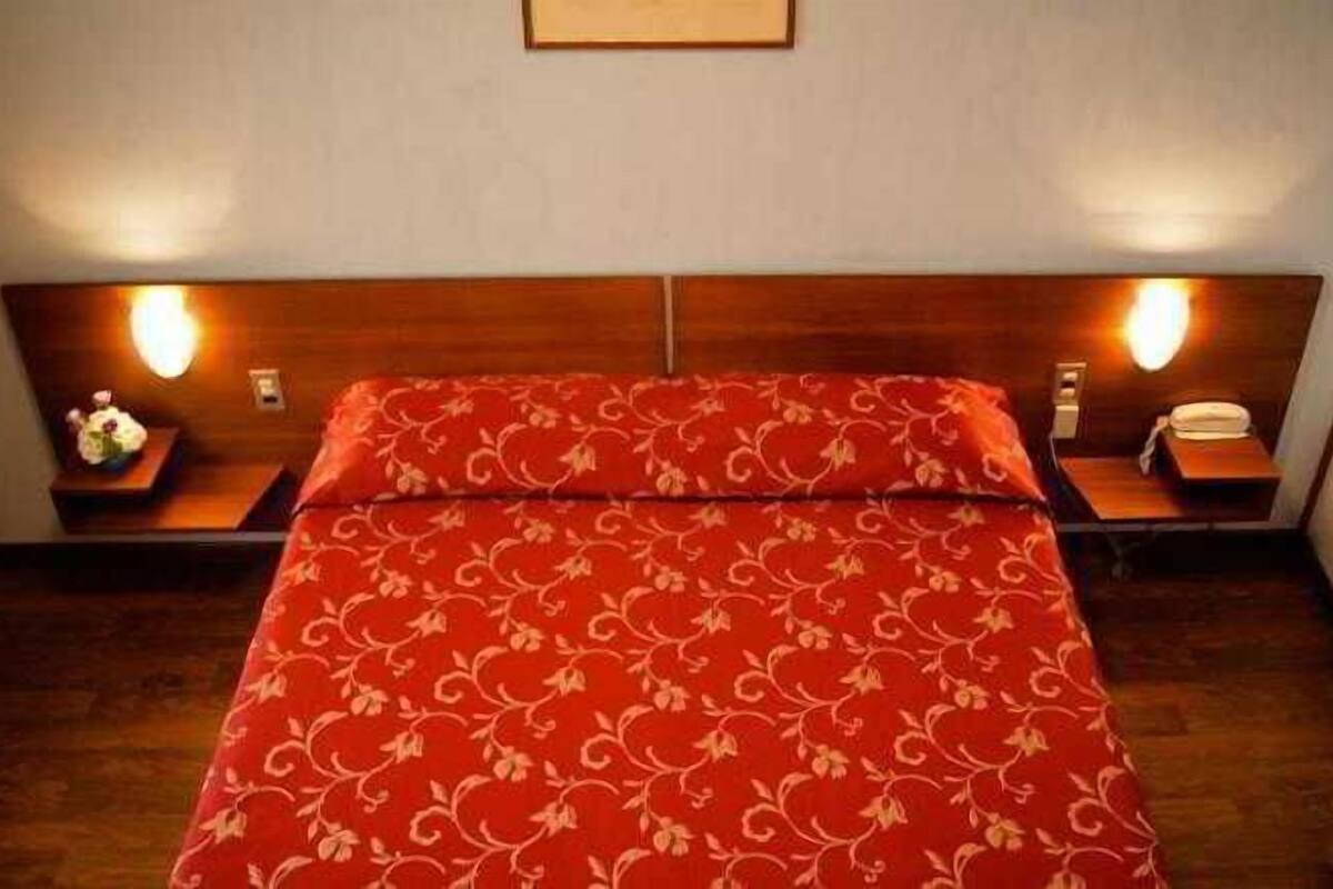 In-room safe, desk, soundproofing, WiFi (free)