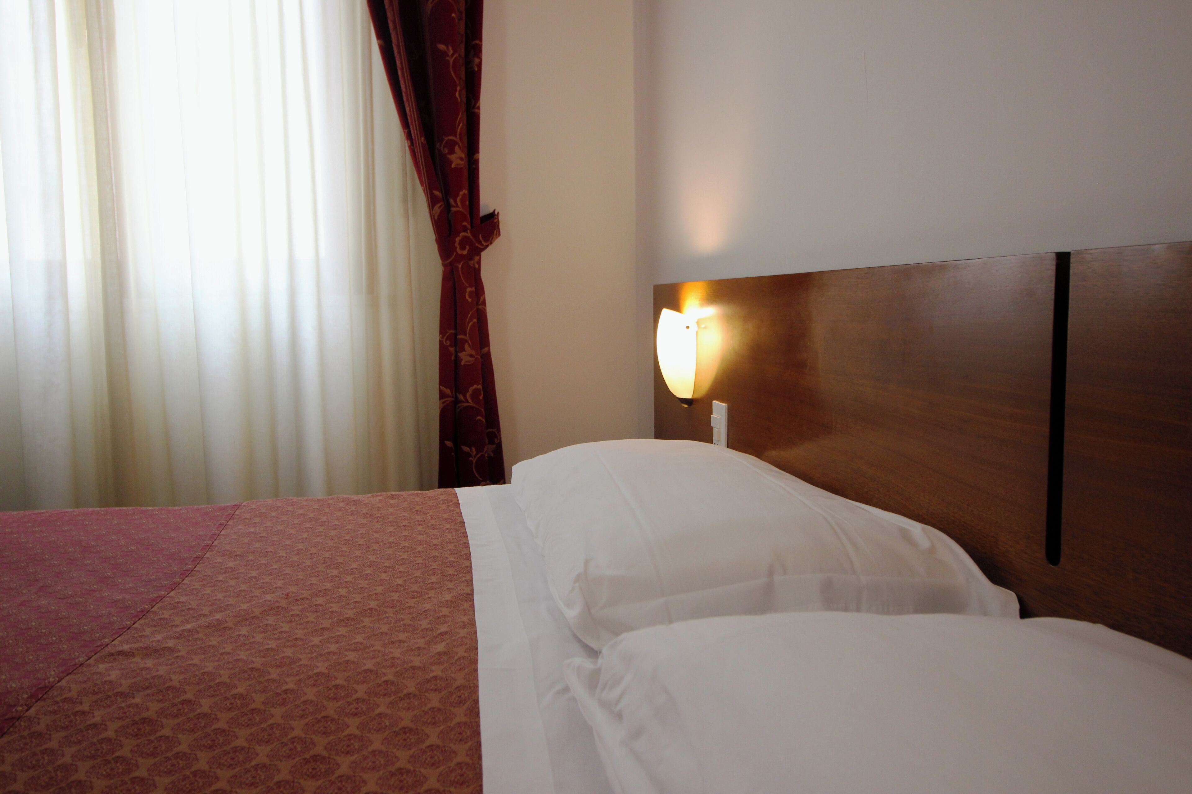 雙人或雙床房 | 房內夾萬、書桌、隔 音、免費 Wi-Fi