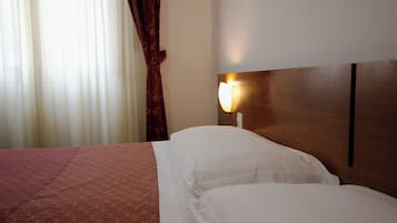 Quarto casal ou duplo | Cofres nos quartos, escrivaninha, quartos à prova de som