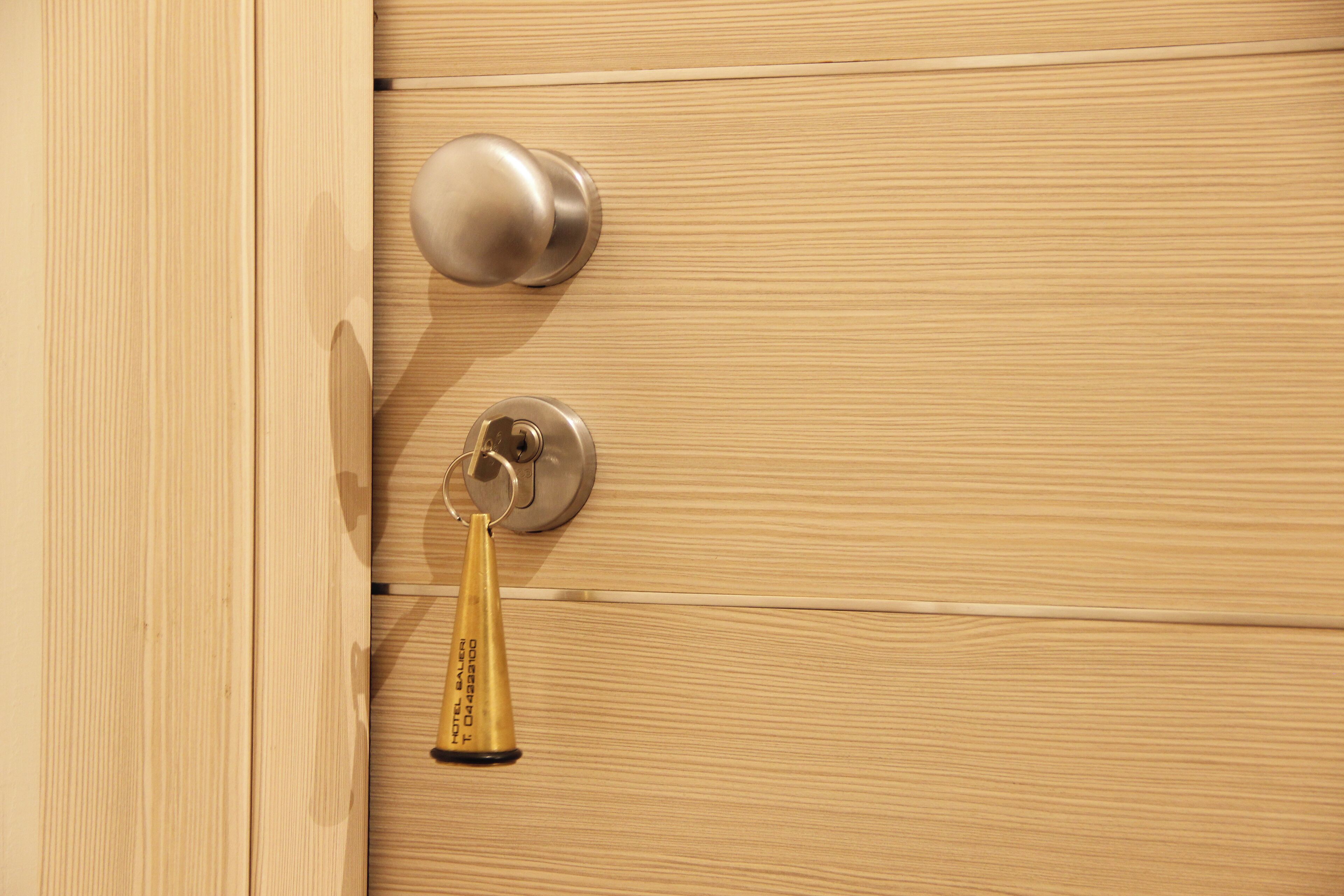Una puerta de madera con un ojo de cerradura y una llave.