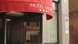 A hotel entrance with a red awning labeled "HOTEL SALIERI".