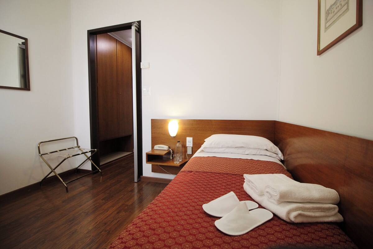 Single Room | In-room safe, desk, soundproofing, WiFi (free)
