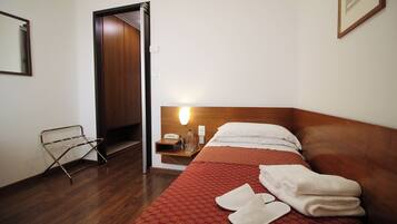 Einzelzimmer | Zimmersafe, Schreibtisch, schallisolierte Zimmer, kostenloses WLAN