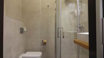 Habitación individual | Baño | Ducha, artículos de higiene personal gratuitos, secador de pelo y bidé