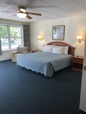 Mörkläggningsgardiner, strykjärn/strykbräda, gratis wi-fi och sängkläder