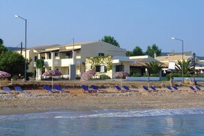 On the beach, sun loungers, beach umbrellas - BeachFrontSalvanos (Corfu)