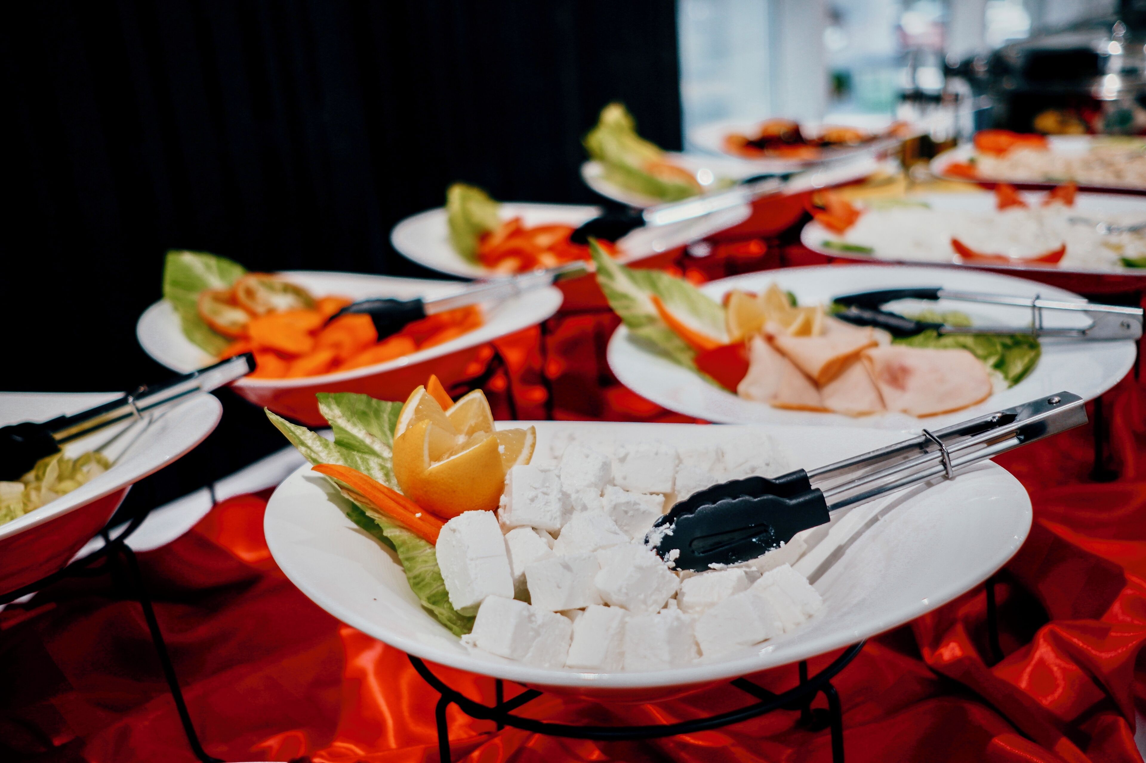Una mesa de buffet con diversos alimentos y utensilios.
