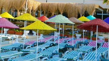 Playa privada, sillas reclinables de playa, sombrillas