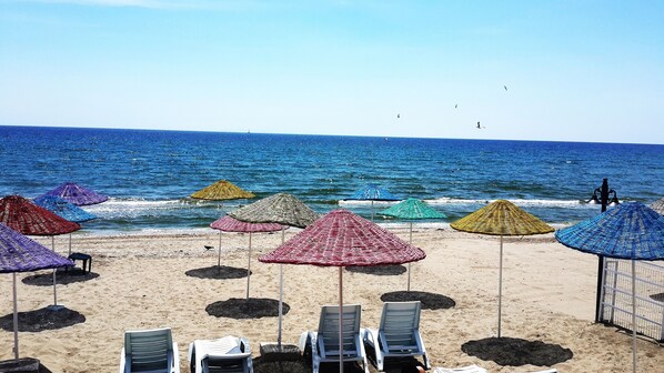 私家海滩、沙滩椅、海滩遮阳伞、排球