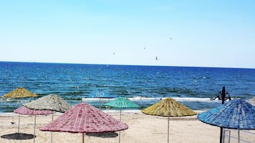 Bãi biển riêng, ghế dài tắm nắng, dù trên bãi biển, bóng chuyền