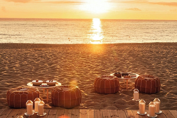 2 restaurants, breakfast served