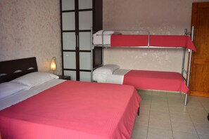 Chambre Triple, vue cour intérieure