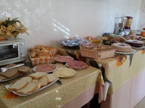 Petit déjeuner continental servi tous les jours en supplément