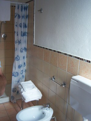 Chambre Triple, vue cour intérieure | Salle de bain