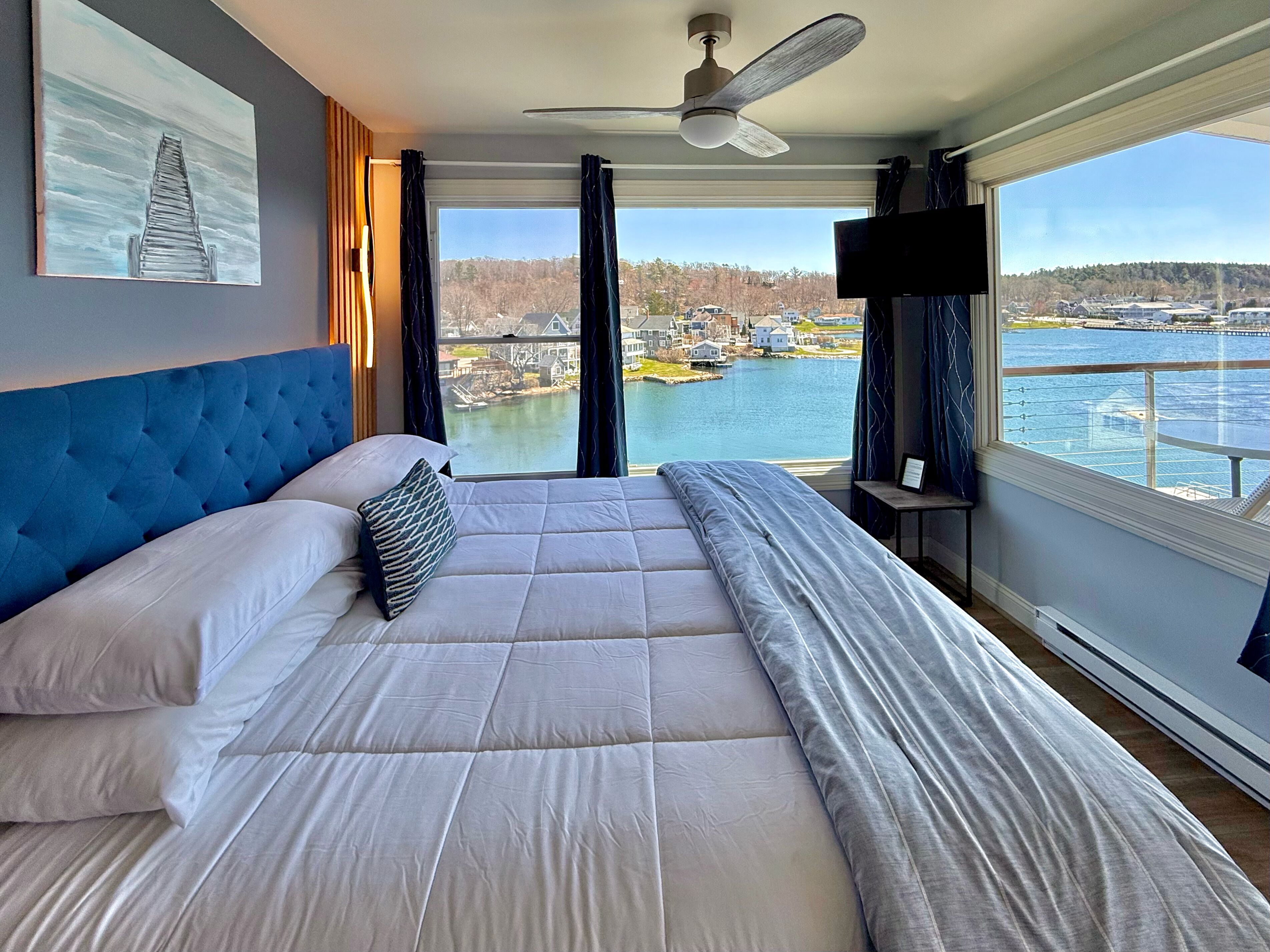 Deluxe Room, 1 King Bed, Harbour View, Oceanfront