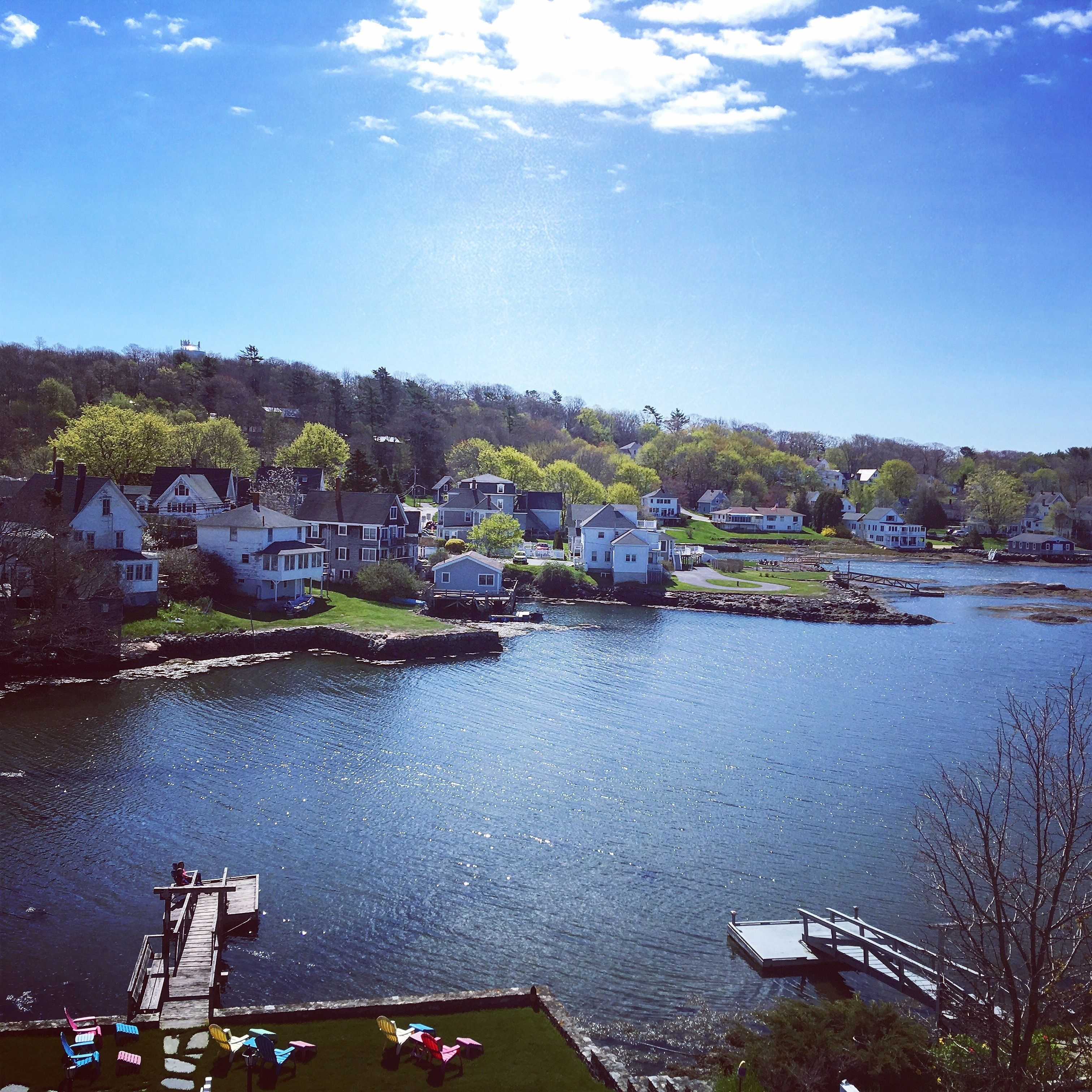Un quartier résidentiel au bord du lac, avec des maisons, des quais et des bateaux.