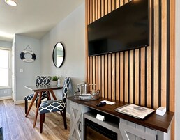 Quarto superior, 1 cama King, banheiro privativo | Área de estar | TV de tela plana, DVD player