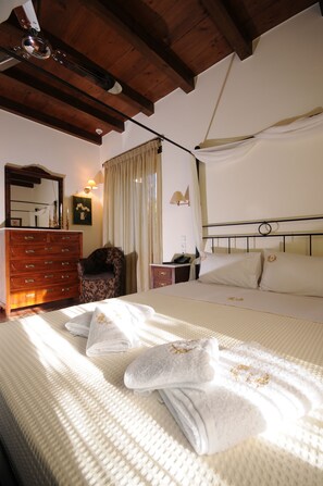 Egyptian cotton sheets, premium bedding, Tempur-Pedic beds, in-room safe - Metohi Georgila (Platanias)