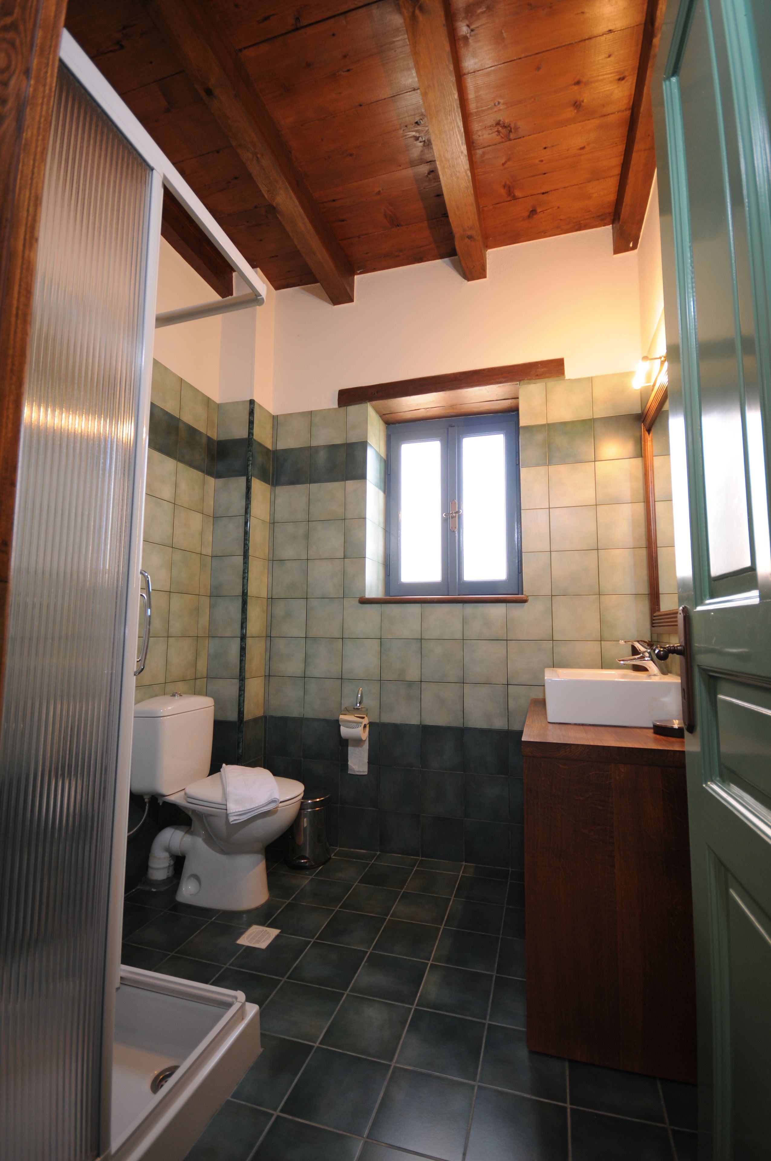 family duplex, 3 bedrooms, non smoking | bathroom | shower, free toiletries, hair dryer, towels