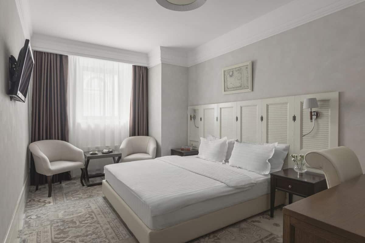 Quarto casal standard | 1 quarto, roupas de cama antialérgicas, frigobar, cofres nos quartos