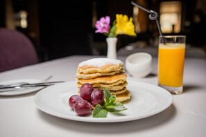 朝食 (ビュッフェ)、毎日提供 (無料)