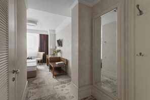 スーペリア ダブルルーム | 低刺激性寝具、ミニバー、セーフティボックス (室内)、デスク