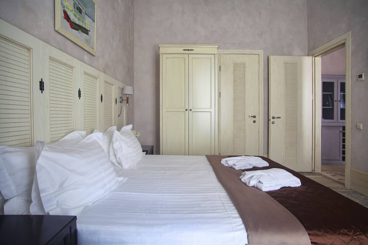 Suíte, sacada | 1 quarto, roupas de cama antialérgicas, frigobar, cofres nos quartos