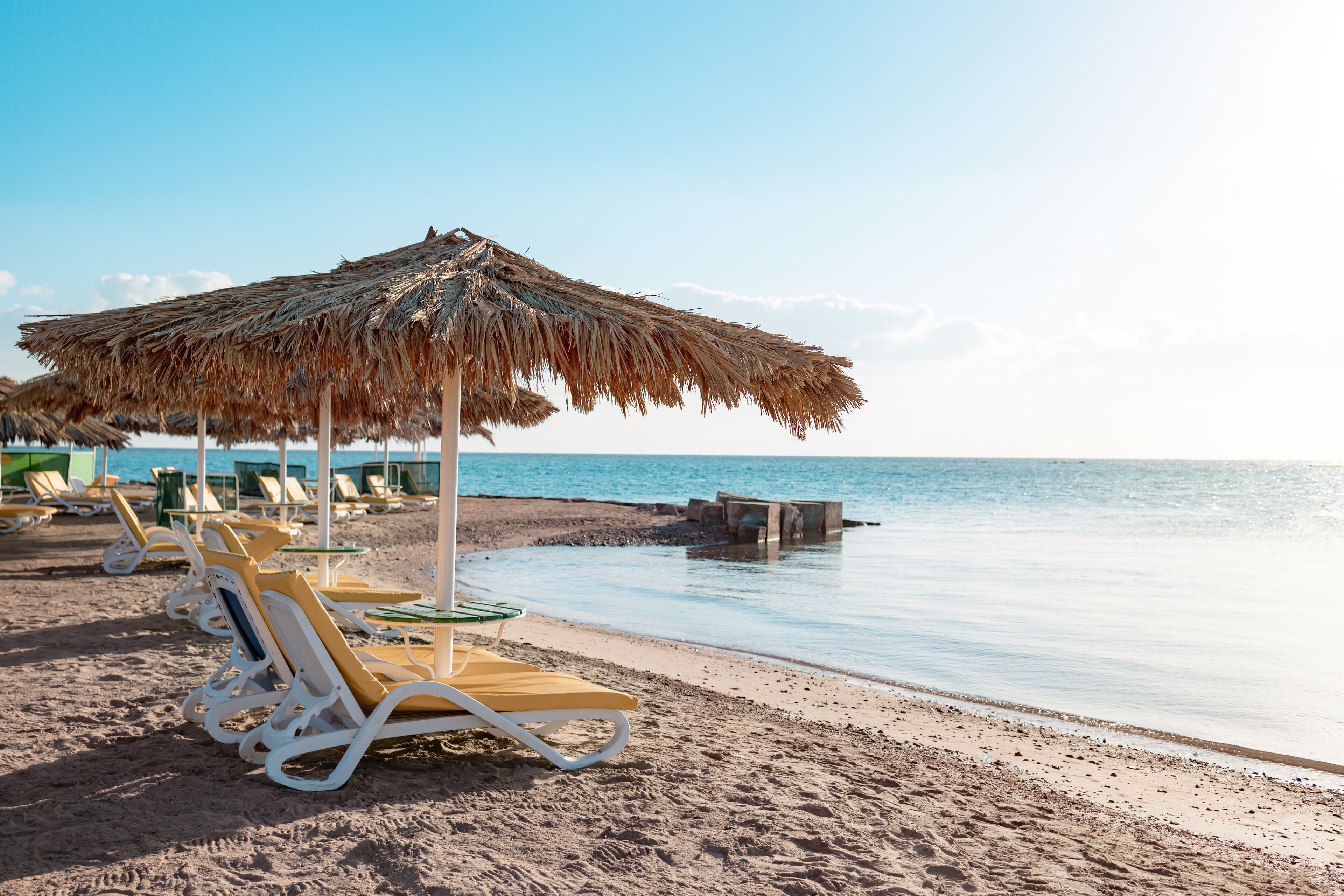 Plage à proximité, navette pour la plage, chaises longues, parasols