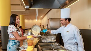 Ein Buffet mit verschiedenen Speisen und einem Koch, der das Essen anbietet.