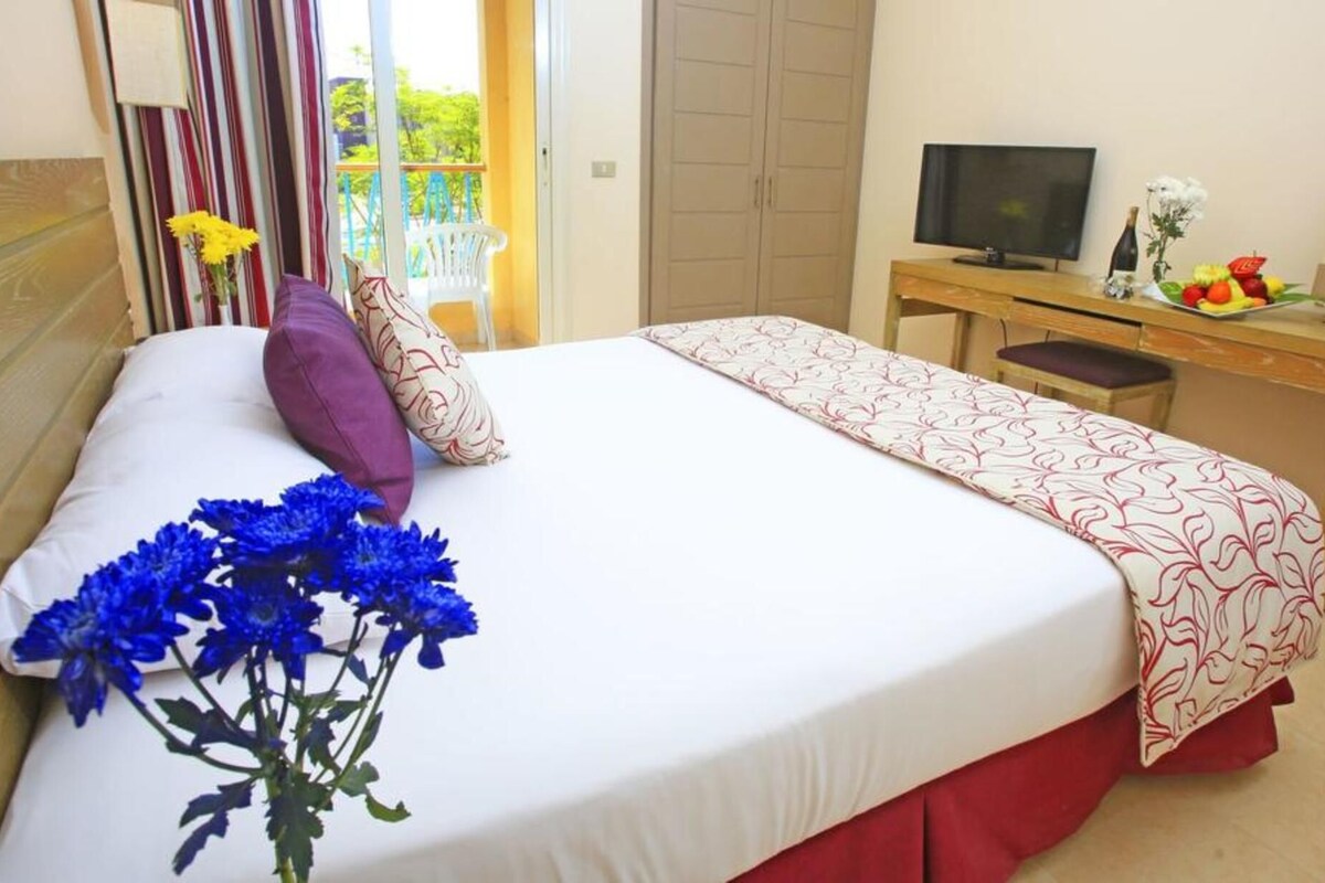 Minibar, in-room safe, iron/ironing board (on request), bed sheets