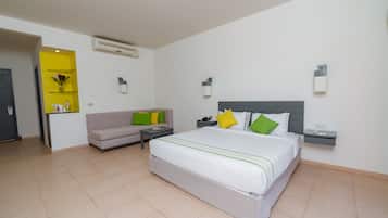 Minibar y caja de seguridad en la habitación