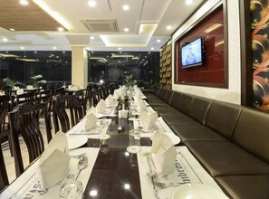 S'hi serveixen plats de cuina internacional 