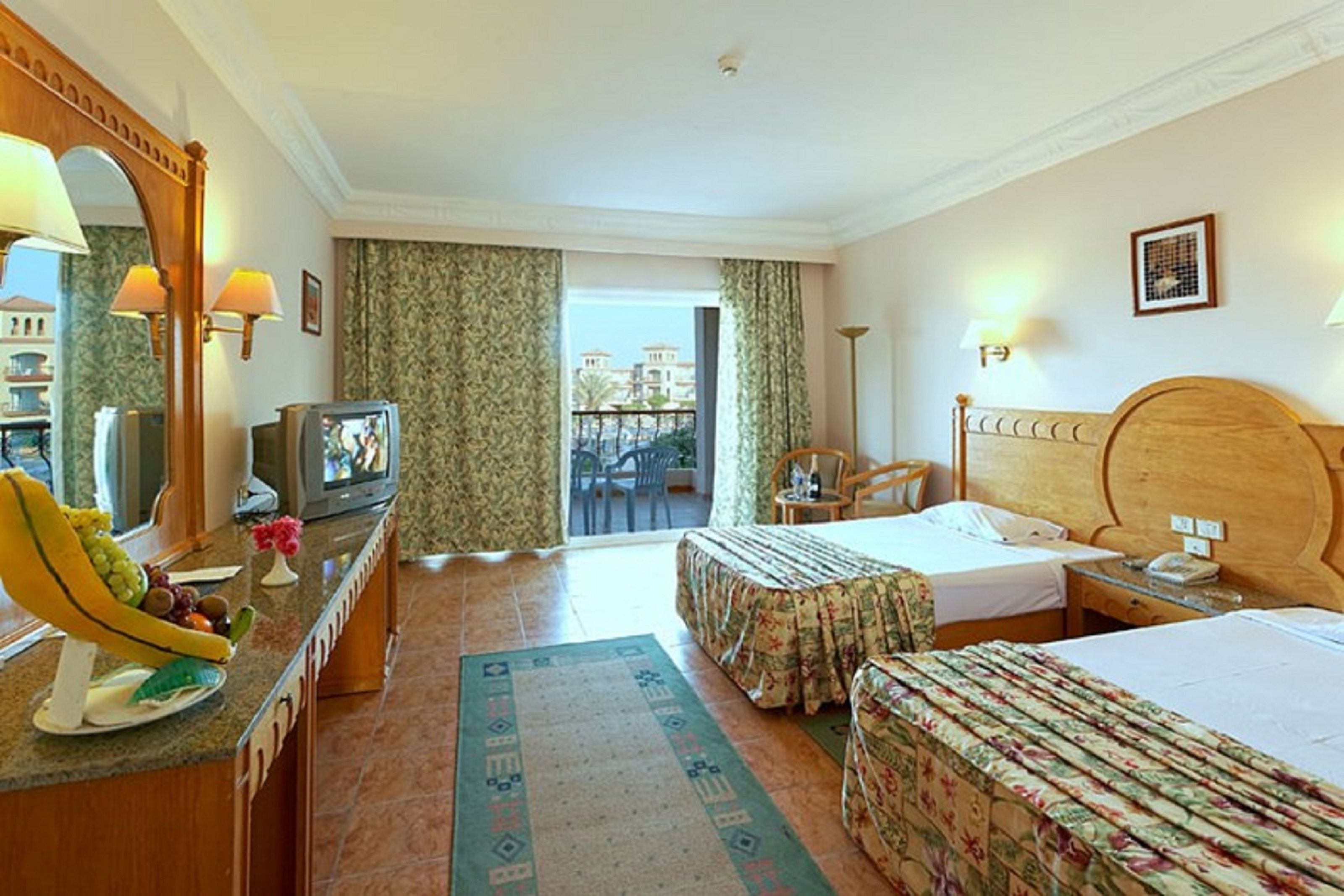 Minibar, Zimmersafe, Schreibtisch, Verdunkelungsvorhänge