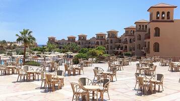 2 restaurants, breakfast, lunch, dinner served; international cuisine