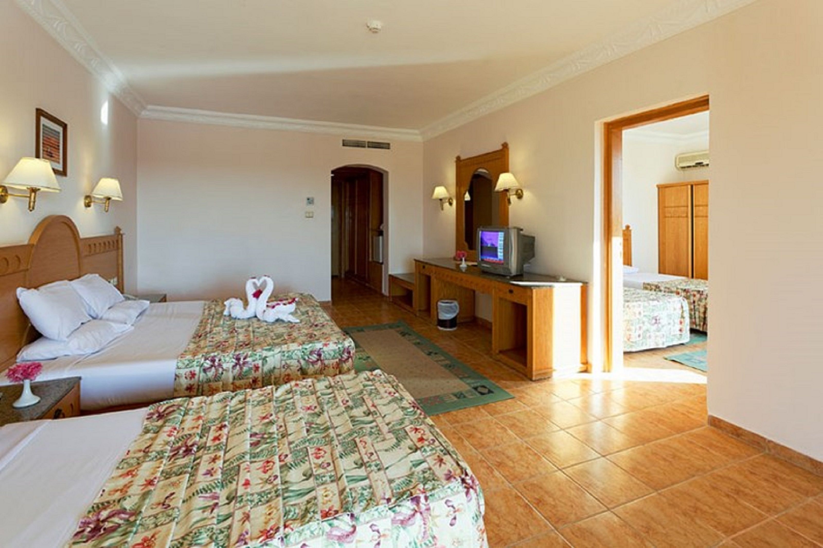 Minibar, Zimmersafe, Schreibtisch, Verdunkelungsvorhänge