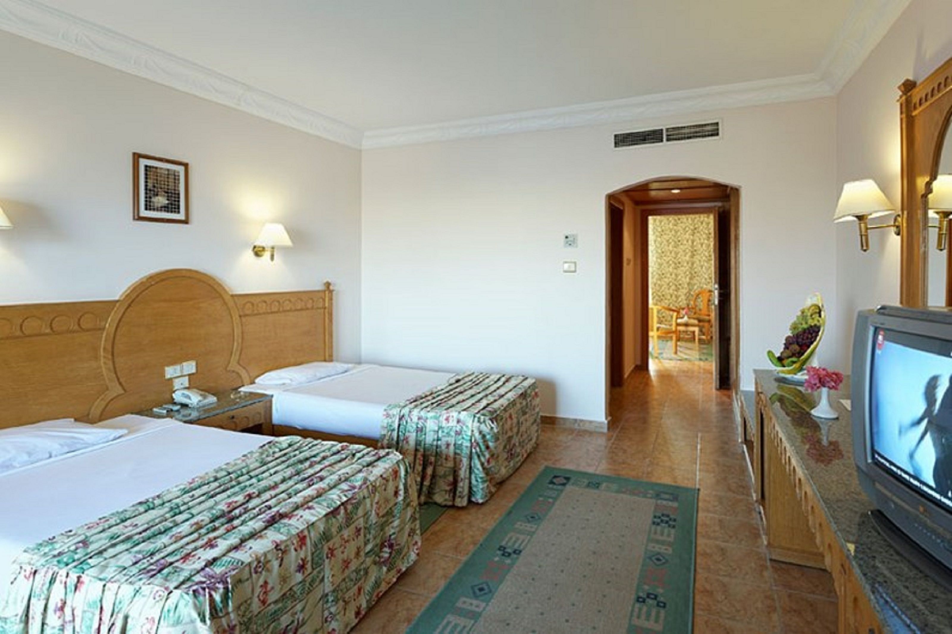 Minibar, Zimmersafe, Schreibtisch, Verdunkelungsvorhänge