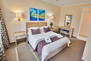 Leilighet, 3 soverom, ikke-røyk | Skrivebord, strykejern/-brett, wi-fi (inkludert) og sengetøy