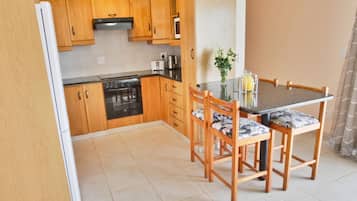 Apartment, 2 Bedrooms, Non Smoking | Private kitchen | Fridge, microwave, oven, stovetop