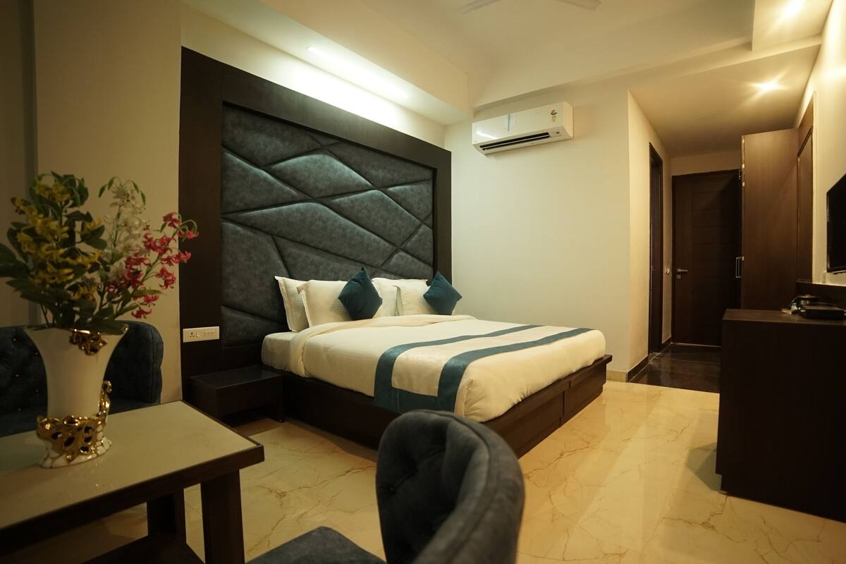 Deluxe Room | Premium bedding, minibar, in-room safe, desk