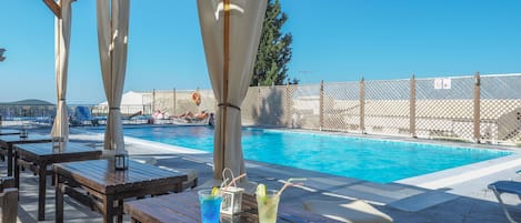 2 piscines extérieures, parasols de plage, chaises longues