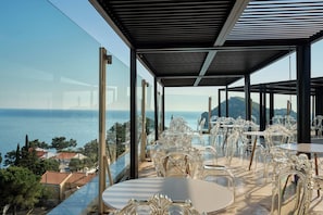 3 restaurants; breakfast, lunch, and dinner served